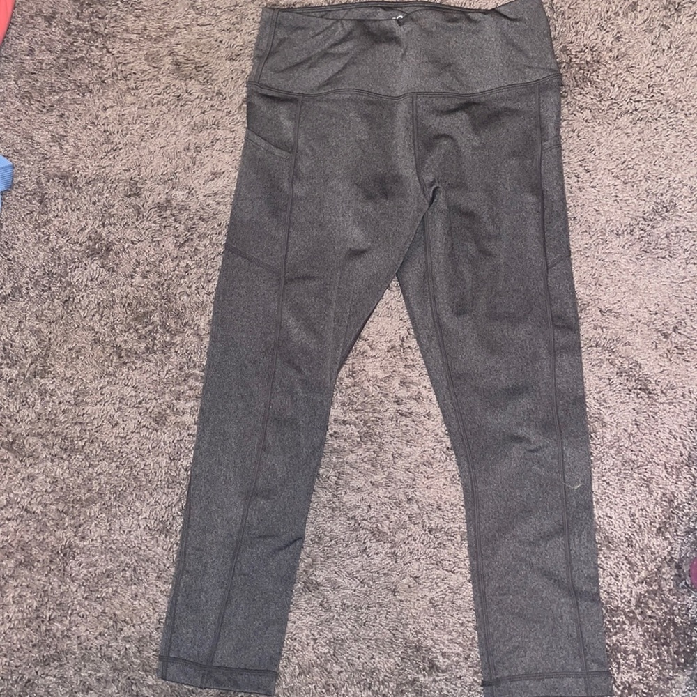 Women's grey cropped leggings size Medium!